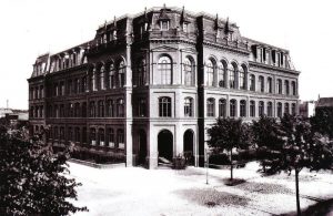 Gebäude der Oberrealschule 1895 in der Bahnhofstraße 11 Von 1891 bis 1904 war hier die Sammlung der Niederlausitzer Gesellschaft für Anthropologie und Altertumskunde untergebracht. 1913/14 wurde von der Schule als Lehrmittel ein Fischsaurier angeschafft.