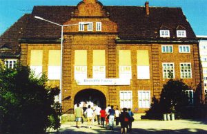 Vorübergehendes Domizil für das Naturmuseum und einen Teil der Sammlungen von 1991 bis 1995 im ehemaligen evangelischen Gemeindehaus in der Bahnhofstraße 5 (Foto: I. ZACHOW)