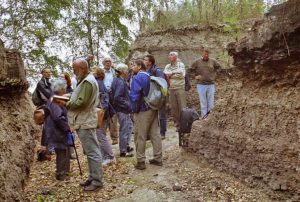 Abb. 1: Die Fachgruppe Botanik / Paläobotanik erkundet den Eem-Aufschluss Klinge (2003) - Foto: I. Zachow