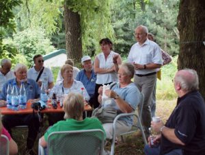 Abb. 3: Dezernent Berndt Weiße begrüßt im Tertiärwald eine australische Gruppe von Friendship Force. - Foto: I. Zachow