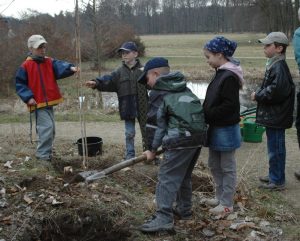 Pflanzaktion der Kinder AG 2006