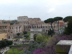 Forum Romanum in Rom mit Colosseum