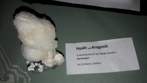 Hyalit auf Aragonit
