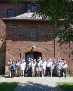 Gruppenbild vor der Kirche des Baumeisters George Bähr in Beitzsch (heute Biecz), Juni 2016. Foto K. Schmidt.
