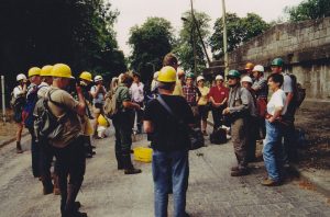 Vor der Einfahrt in den Kalkbruch Rüdersdorf 1992. Foto Chronik der Fachgruppe Geologie-Mineralogie Cottbus.